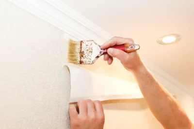 Pose de papier peint à Estoublon — revêtements muraux et toiles de verre